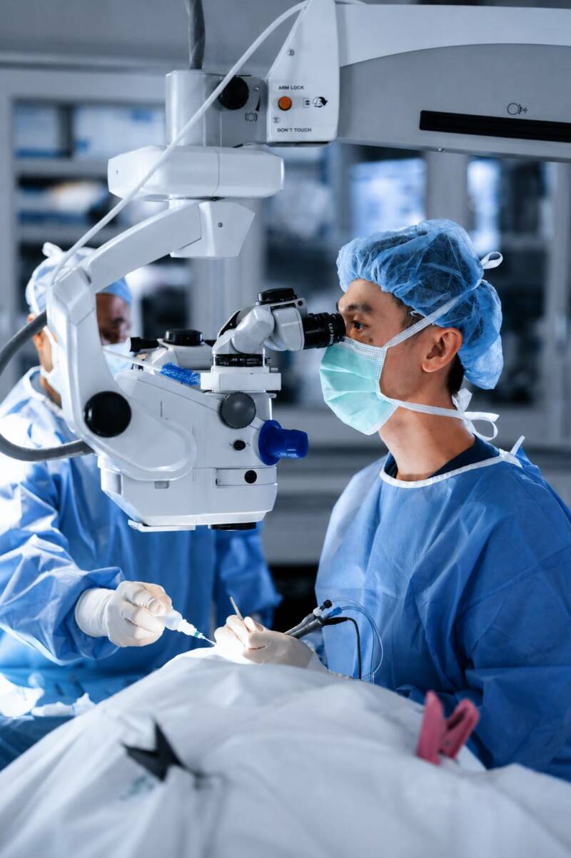 Dr. Kevin Zhang, Cataract Surgeon